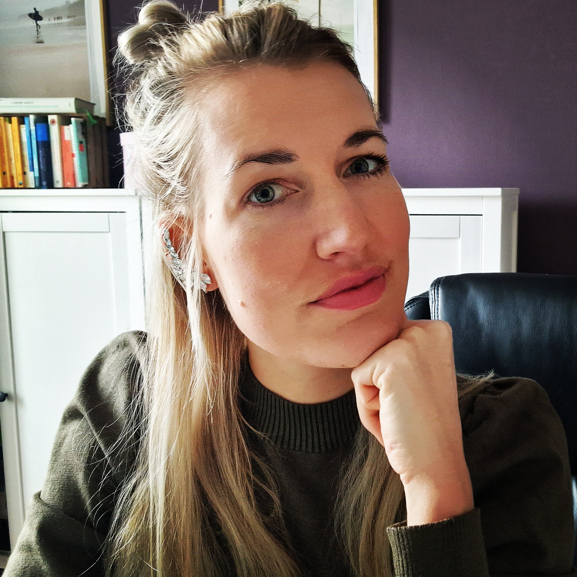 Nora im Büro